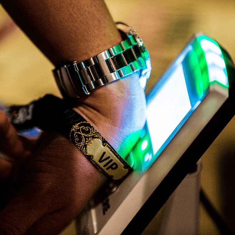 Fabricante de pulseras de tela NFC para festivales ajustables con estampado personalizado de 13,56 MHz